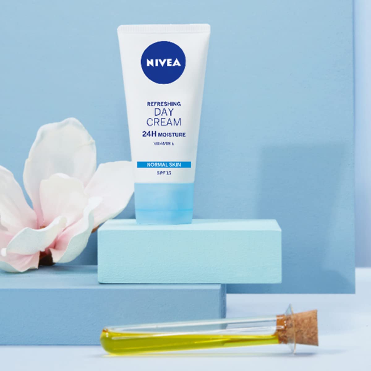 NIVEA Light Moisturising Day Cream with Vitamin E and SPF 15 for Normal Skin 8