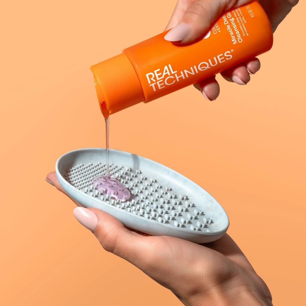 Real Techniques Miracle Brush Cleansing Palette with Silicone Ridges for Deep Cleaning 7