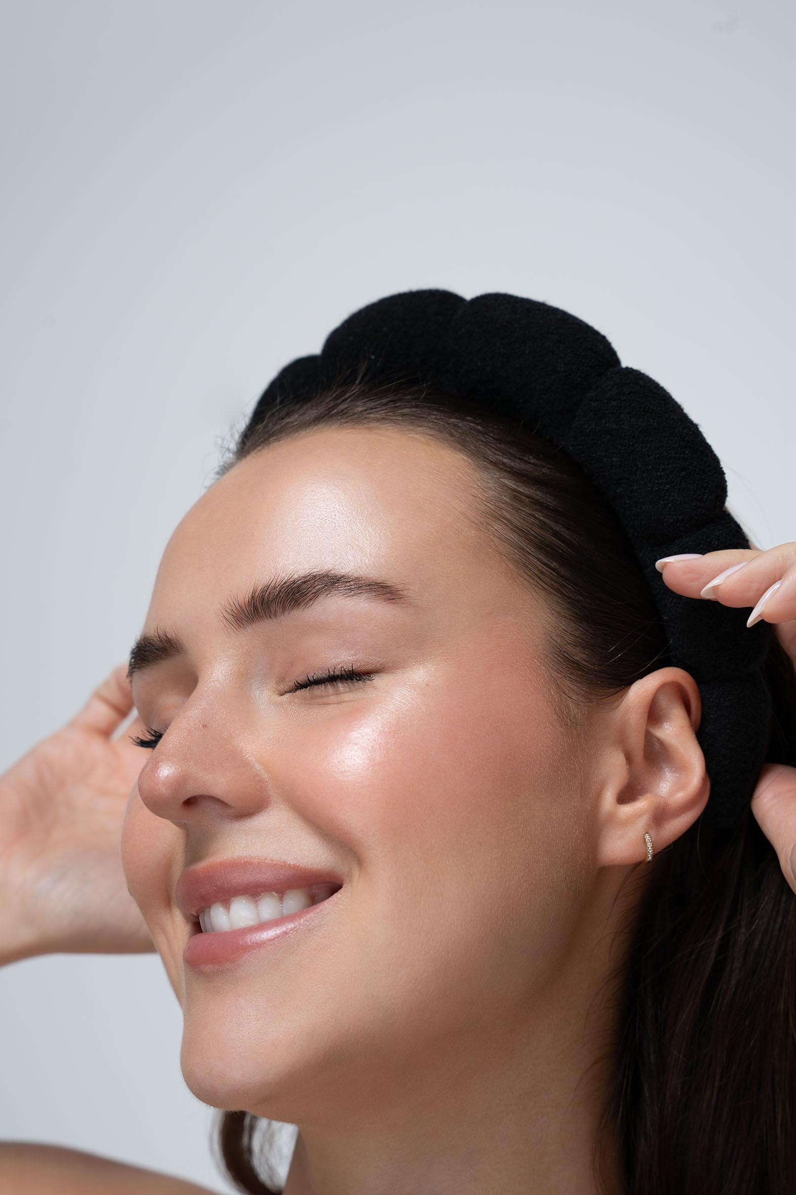 Brushworks Black Cloud Ultra-Soft Terry Cloth Beauty Headband for Skincare & Makeup 3