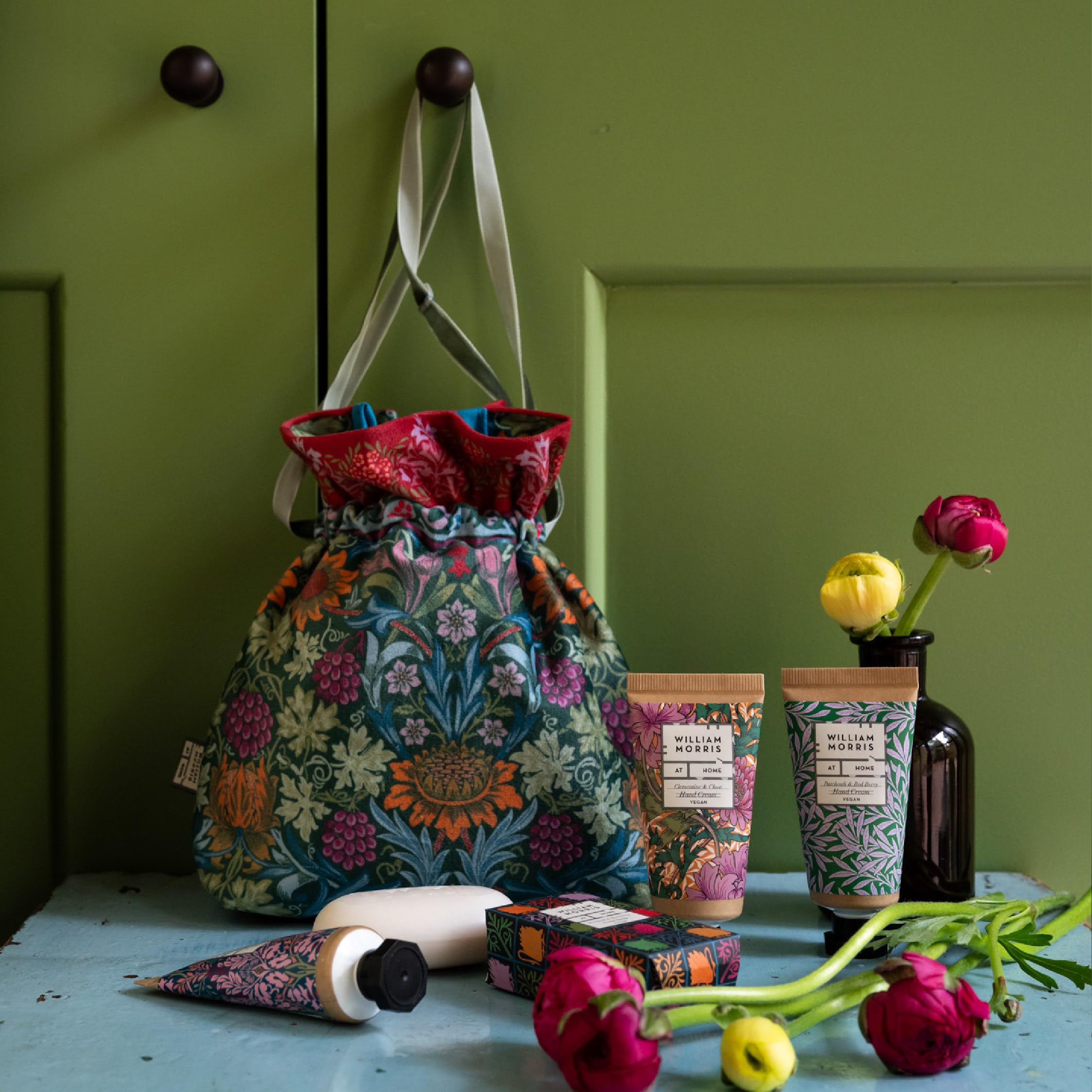 WILLIAM MORRIS AT HOME Hand Cream & Soap Gift Set with Velvet Pouch 7