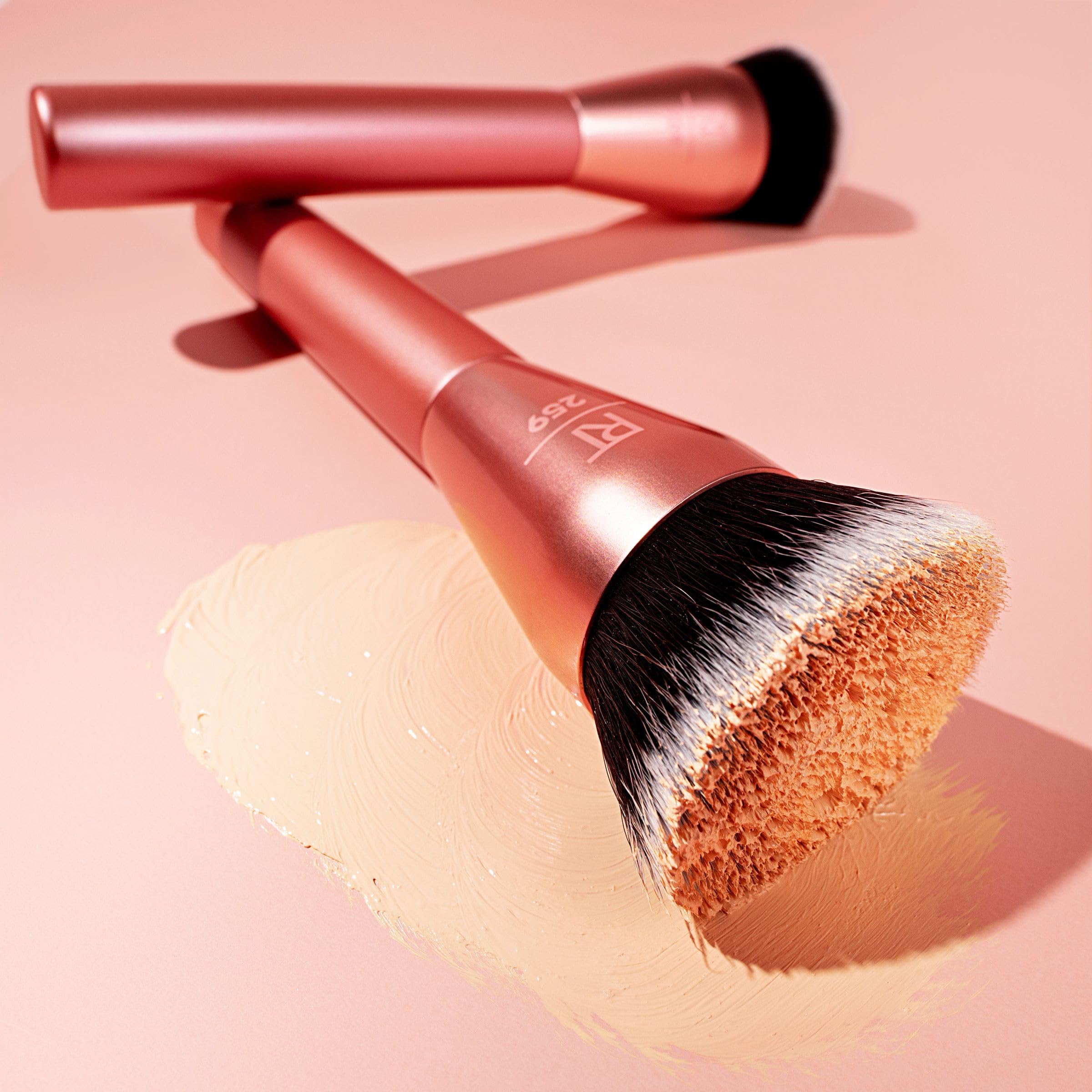 Real Techniques Glow Rundpinsel für flüssiges und cremiges Make-up, flacher Foundationpinsel zum Verblenden und Auftragen von deckenden Produkten, dichte Synthetikborsten, vegan und tierversuchsfrei, 1 Stück 7