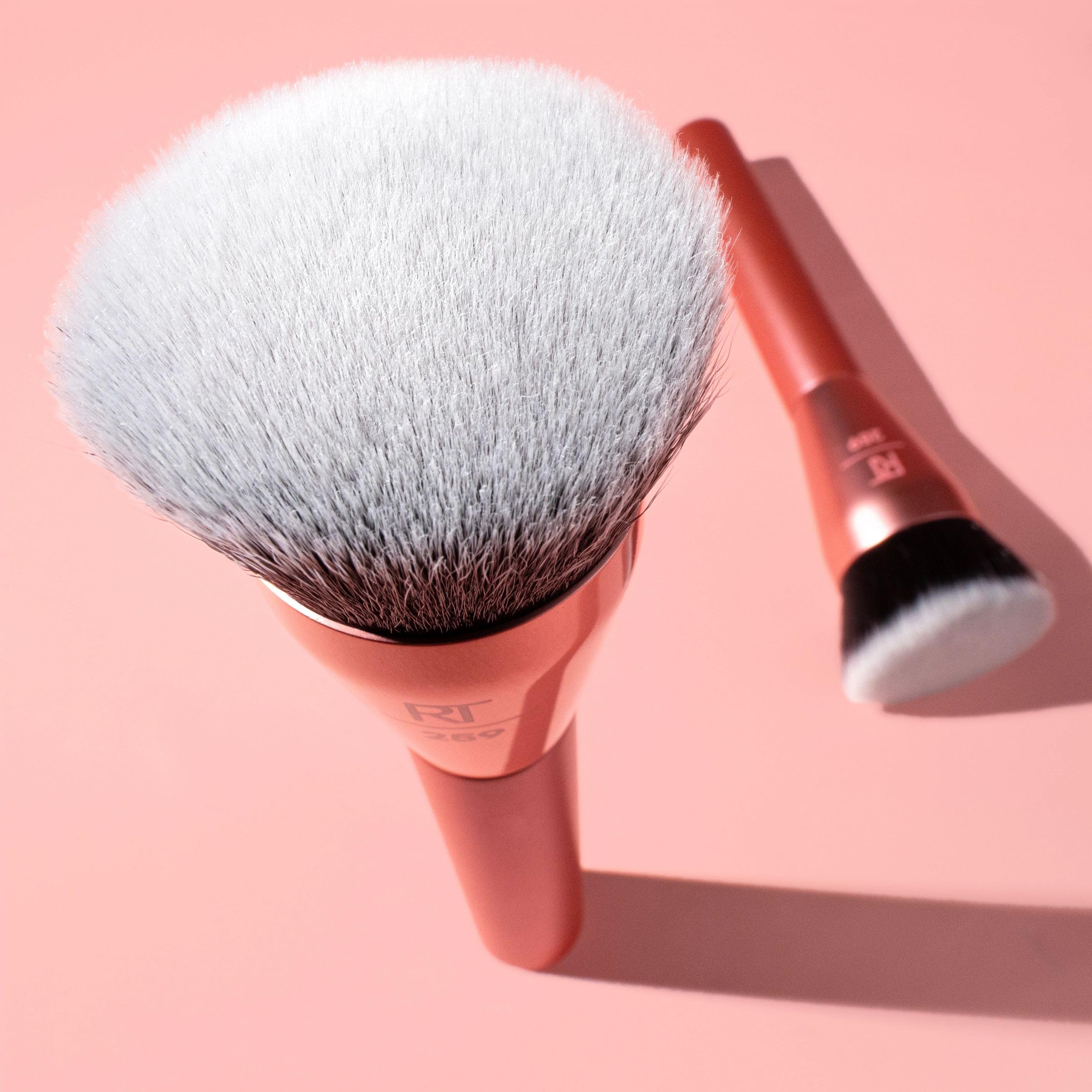 Real Techniques Glow Rundpinsel für flüssiges und cremiges Make-up, flacher Foundationpinsel zum Verblenden und Auftragen von deckenden Produkten, dichte Synthetikborsten, vegan und tierversuchsfrei, 1 Stück 8
