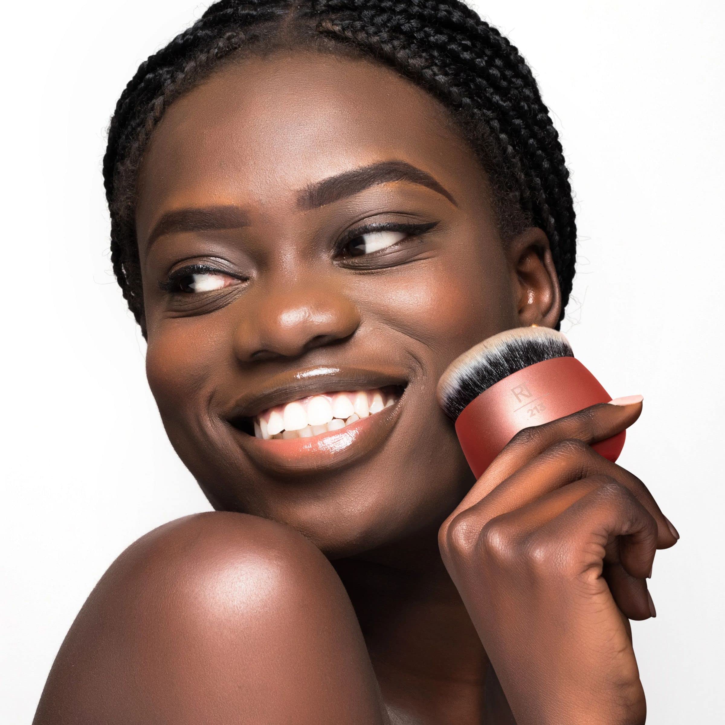 Real Techniques Handle-Less Face Blender Brush for Flawless Foundation Coverage 4