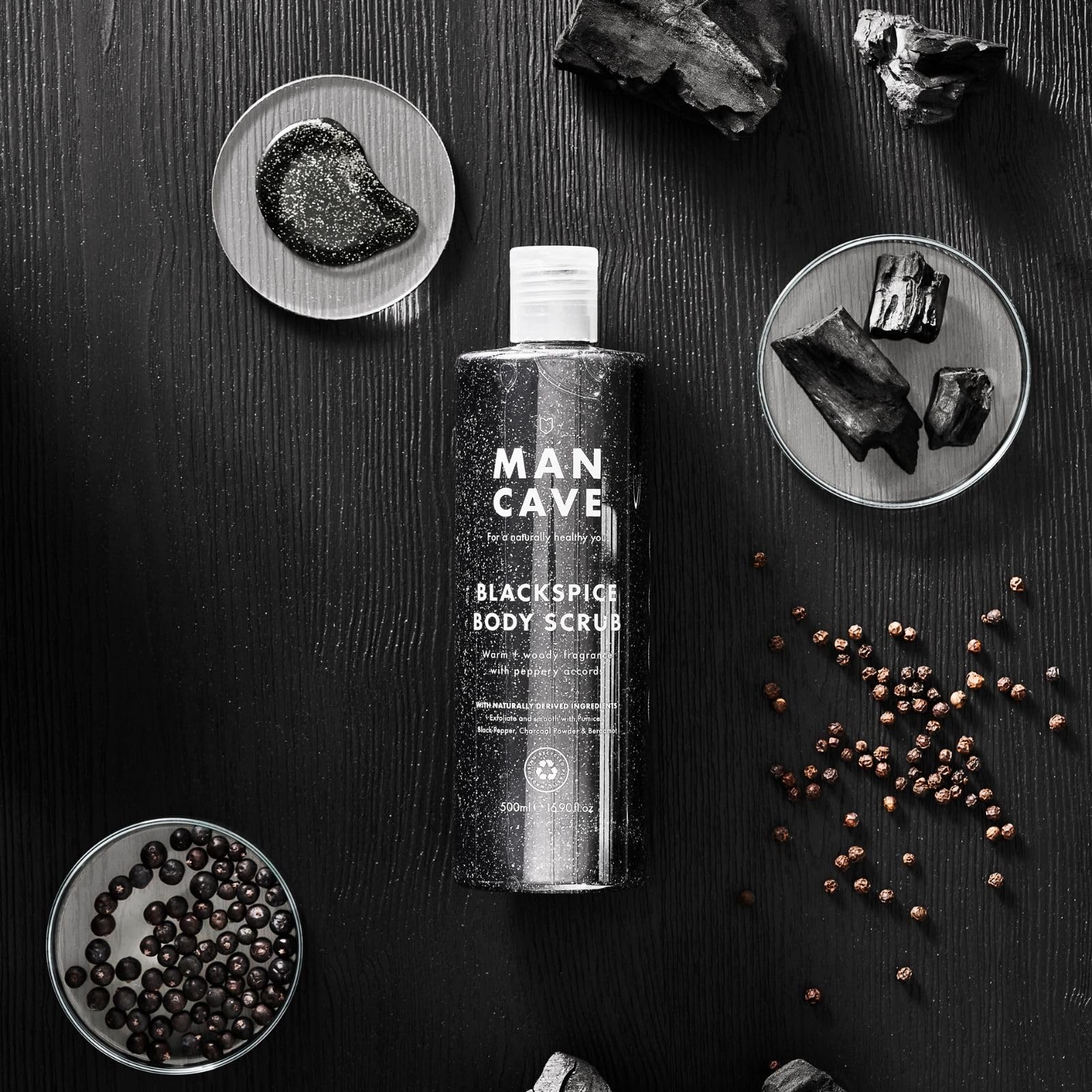 ManCave Blackspice Körperpeeling 500 ml für Männer, warmer, holziger Duft, peelt und reinigt die Haut mit Bimsstein und Aktivkohlepulver, natürliche Formel, vegan, hergestellt in England 3