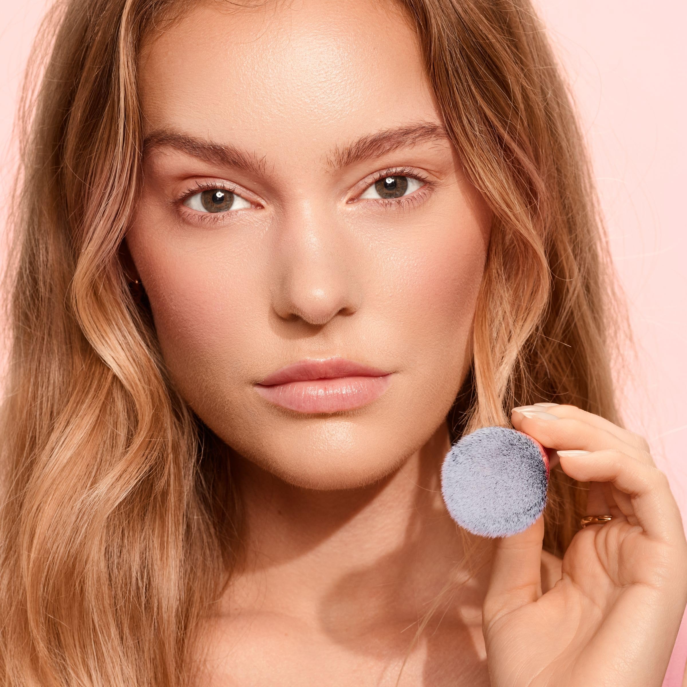 Real Techniques Glow Rundpinsel für flüssiges und cremiges Make-up, flacher Foundationpinsel zum Verblenden und Auftragen von deckenden Produkten, dichte Synthetikborsten, vegan und tierversuchsfrei, 1 Stück 6