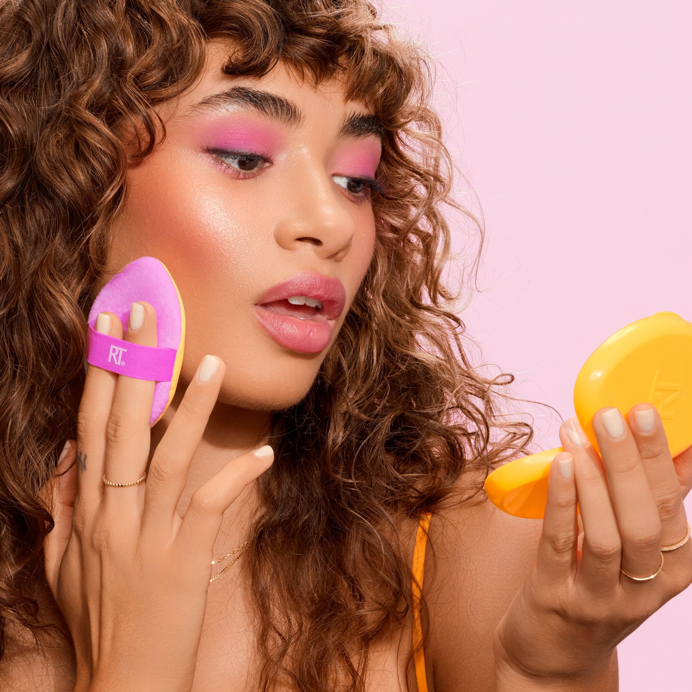 Real Techniques Miracle 2-in-1 Puderquaste + Reiseetui, doppelseitiger Make-up-Schwamm zum Verblenden, elastisches Band, Präzisions-Make-up-Schwamm und Puderquaste, für flüssige, cremige und pudrige Produkte, Reiseetui, 2 Stück 8