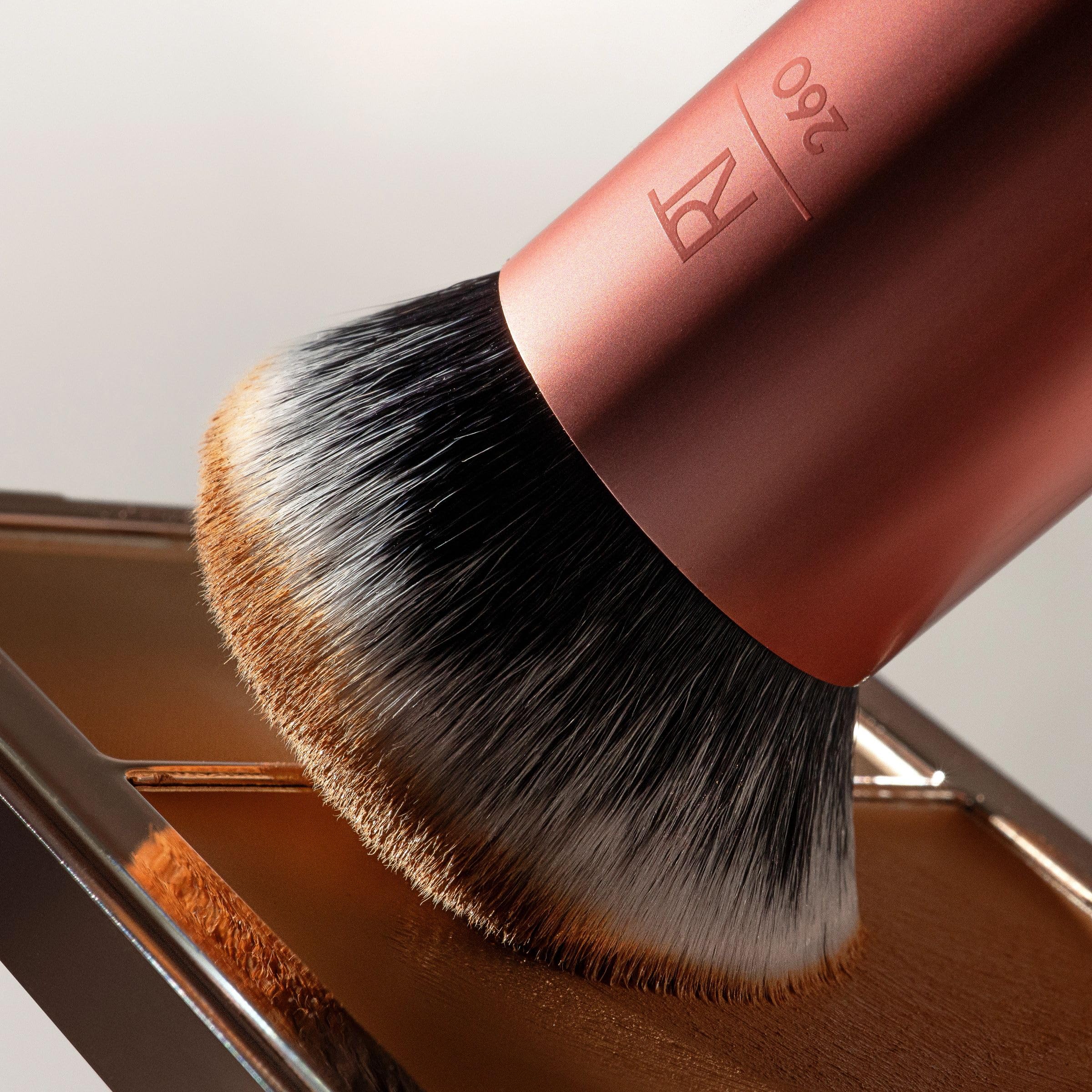 Real Techniques Bubble Blending Makeup Brush, vielseitiger Gesichtspinsel für flüssige, cremige und pudrige Produkte, mit einzigartigem Bläschenkopf, synthetischen Borsten, vegan, tierversuchsfrei, 1 Stück 7